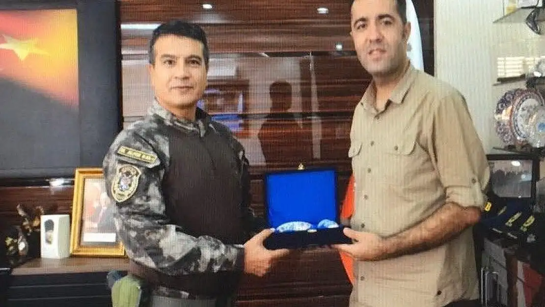 'Sırtında intihar teşebbüsünde bulunan genci taşıyan polis ödüllendirildi'