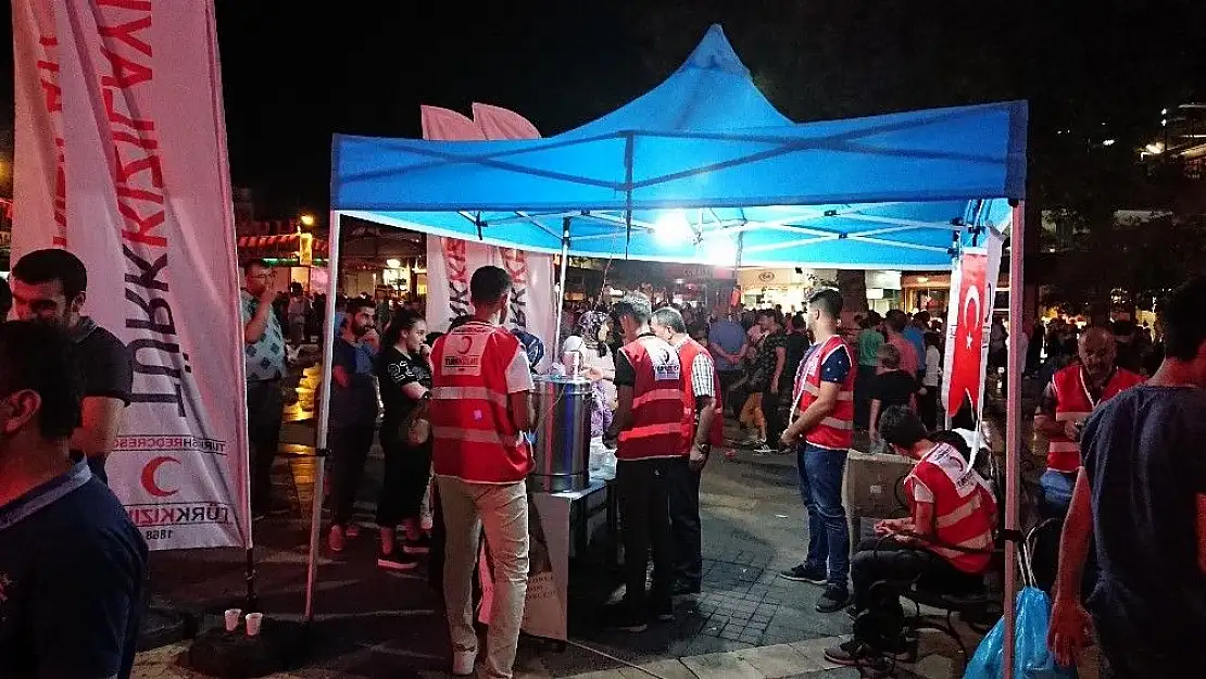 'Kızılay´dan nöbete katılan vatandaşlara ikram'