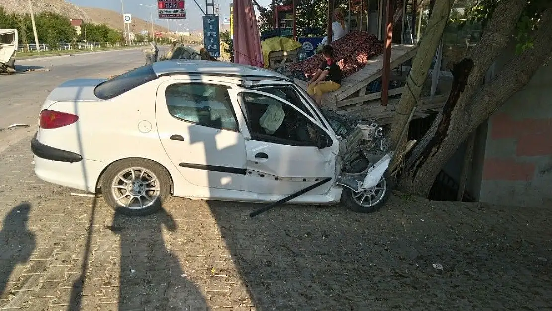 'Otomobil, kamyonete çarptı: 1 ölü, 3 yaralı'