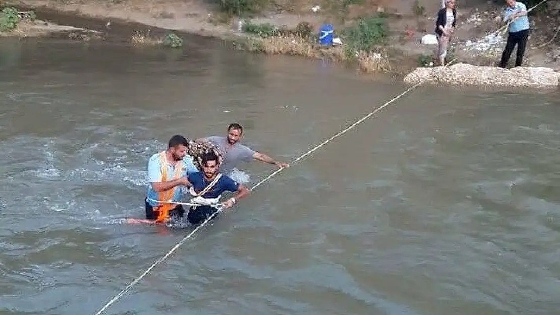 'Piknikçiler yükselen çay suyunda mahsur kaldı'