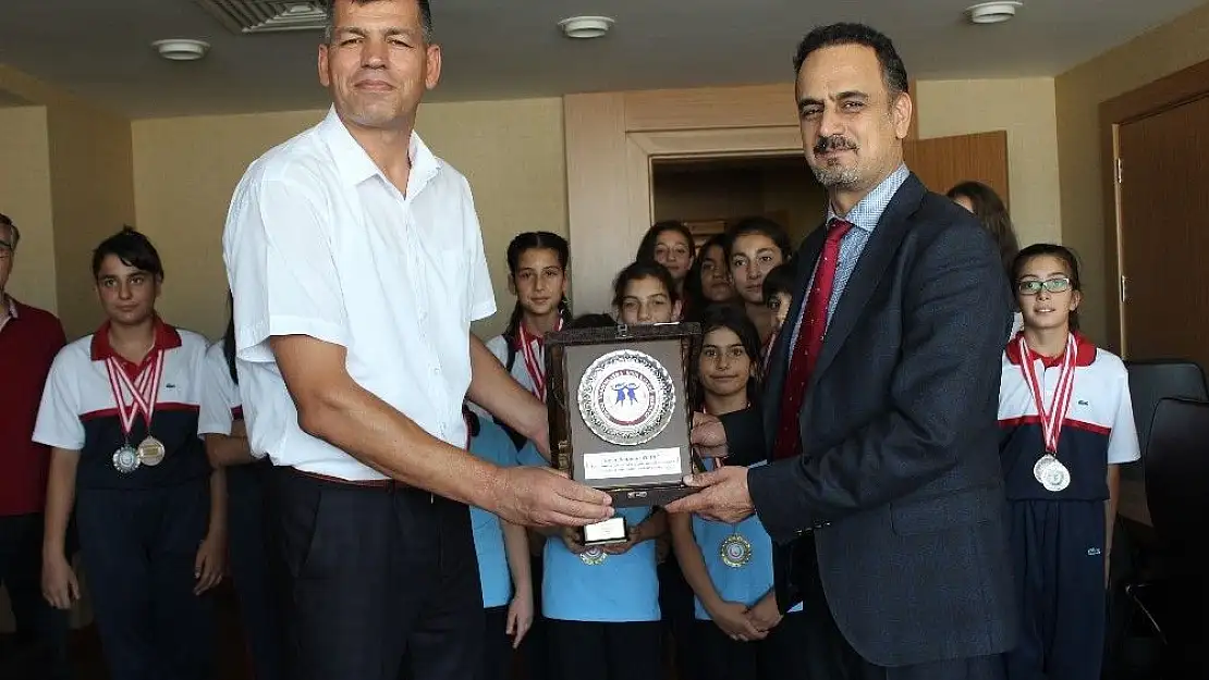 'Kadın hentbolculardan Medical Park Hastanesine ziyaret'