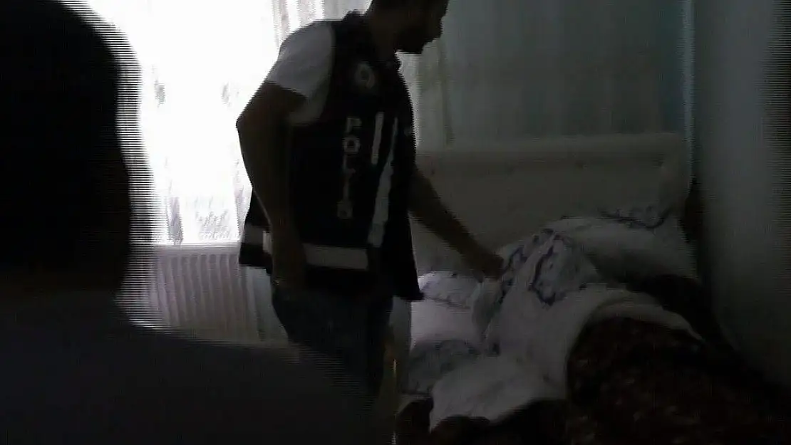 '(Tekrar) Yatağında uyurken, polis tarafından uyandırılarak gözaltına alındı'