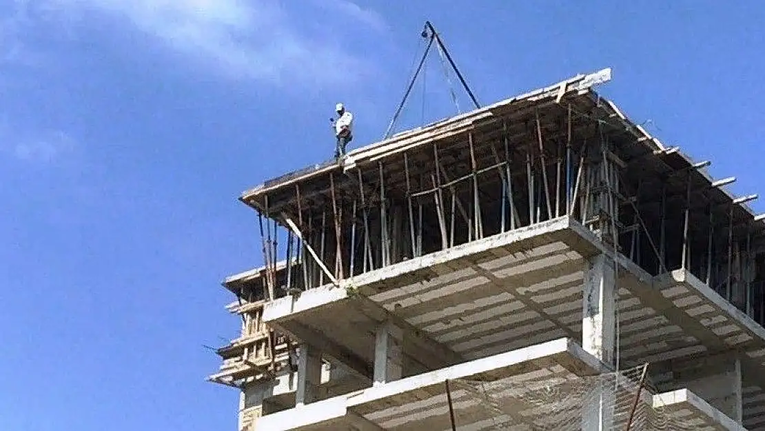 '13 katlı inşaatta tehlikeli çalışma'