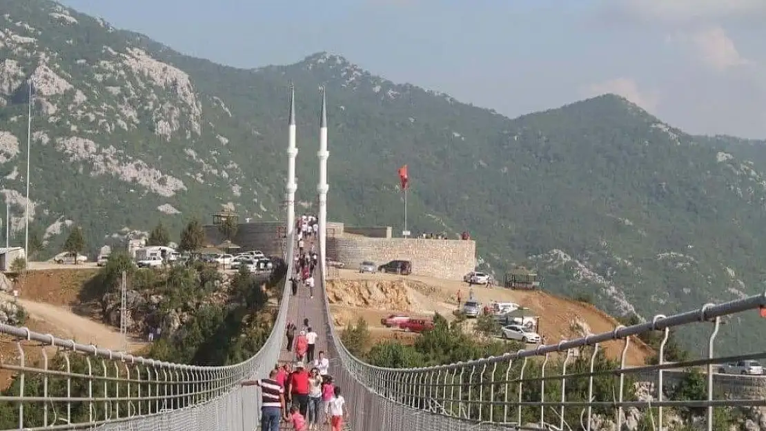 '4 minareli yaya köprüsü ziyaretçi akınına uğruyor'