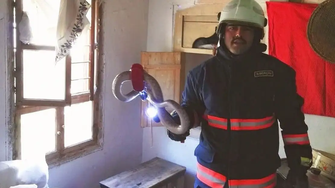 Darende'de Eve Giren Yılanı İtfaiye Çıkardı
