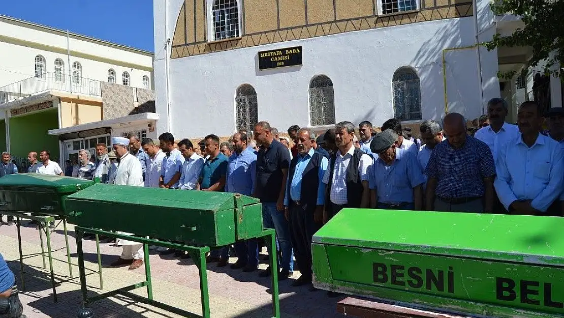 'Katledilen anne ve iki çocuğu toprağa verildi'