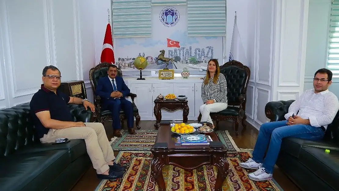 'Ünlü gazetecilerden Gürkan´a ziyaret'