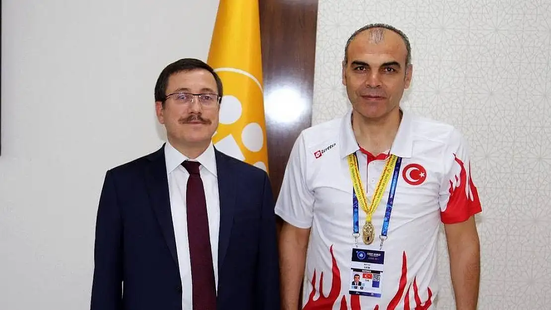 'Dr. Ilkım Dünya Güreş Şampiyonası finalini yönetti'
