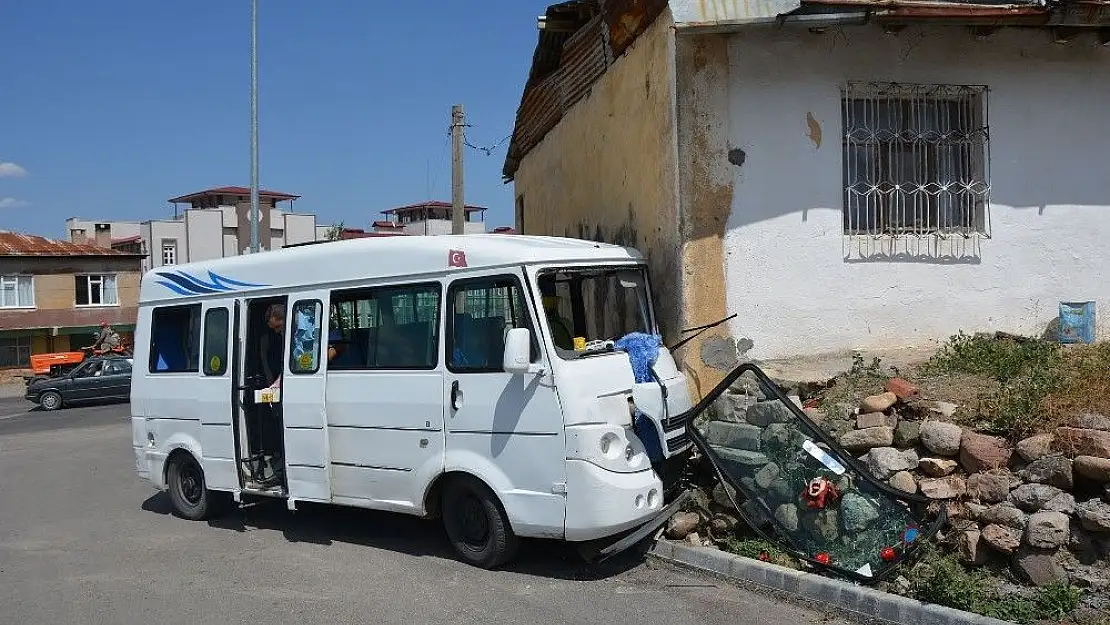 'Yolcu minibüsü evin duvarına çarptı: 5 yaralı'