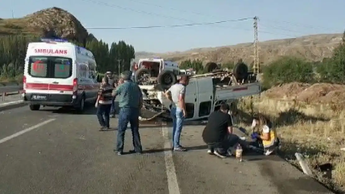 'İşçileri taşıyan servis yoldan çıkarak bariyerlere çarptı: 7 yaralı'