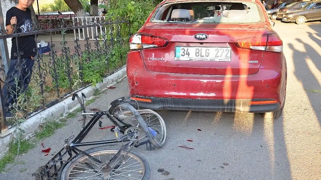 'Bisiklet, park halindeki otomobile çarptı: 2 yaralı'
