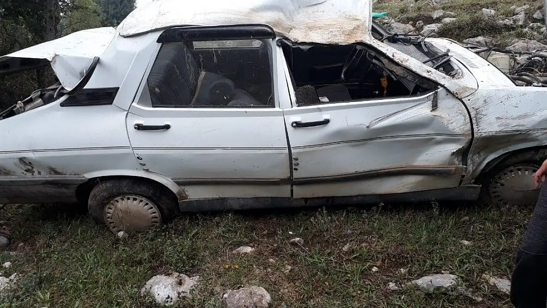'Otomobil şarampole yuvarlandı: 2 yaralı'