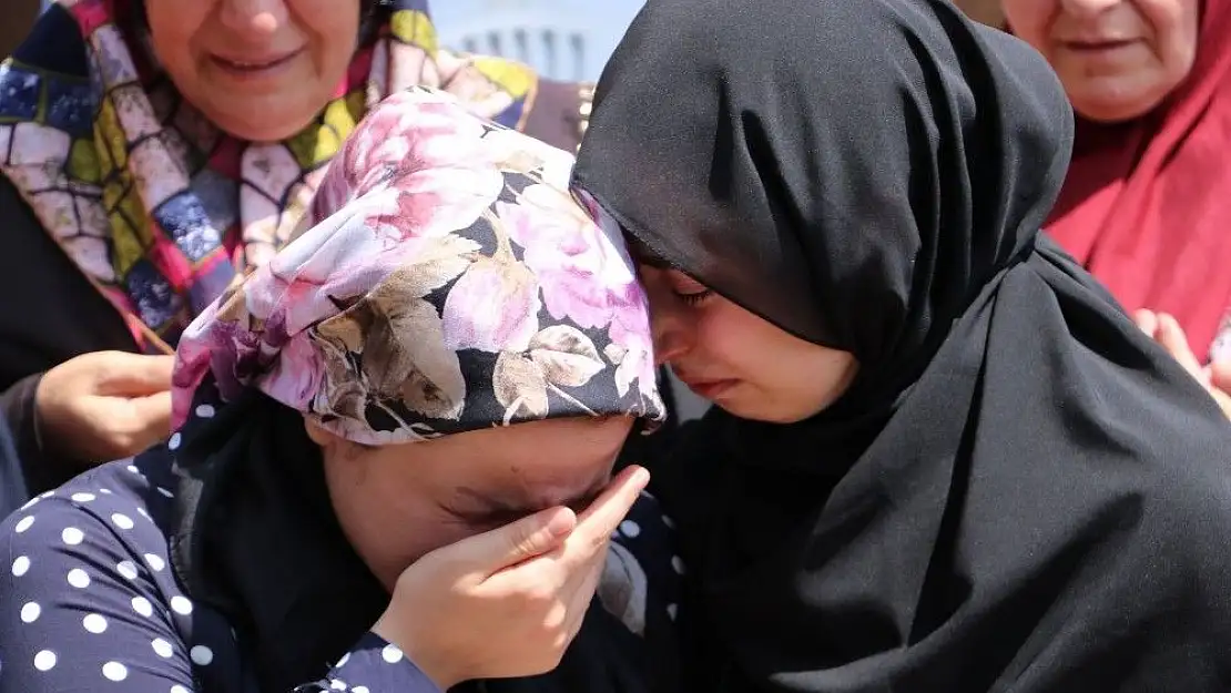 'PKK´nın bombalı saldırısında şehit olan anne ve bebeği son yolculuğuna uğurlanıyor'