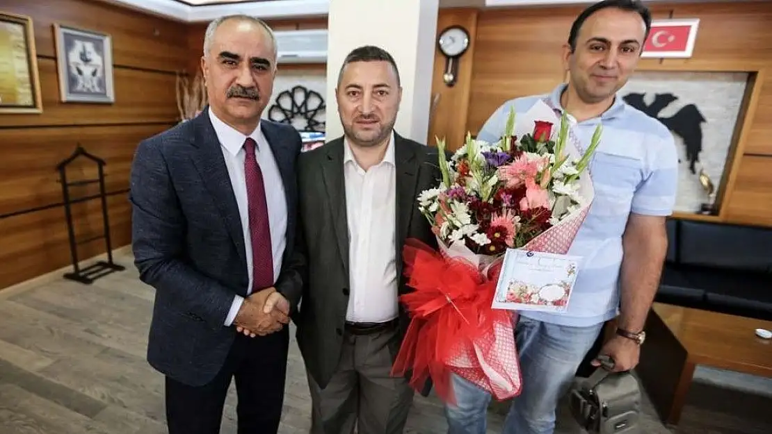 'Gurbetçilerden ´Ay-yıldız´ camisine bağış'