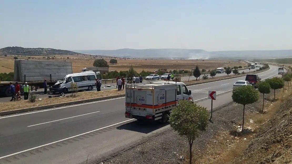 'Kahramanmaraş´ta yolcu minibüsü tıra çarptı: 1 ölü, 9 yaralı'