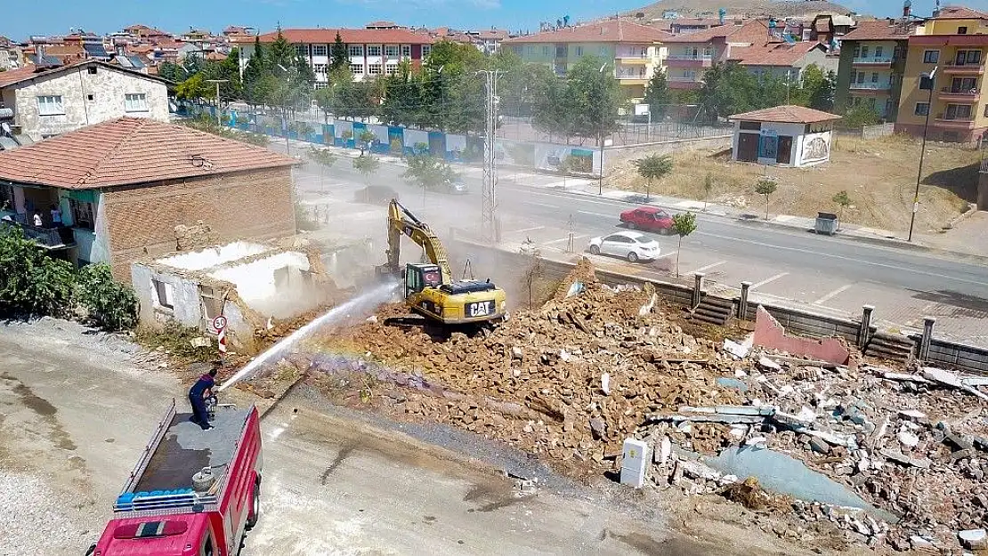 'Selçuklu Mahallesinde yolda kalan üç yapının yıkımı gerçekleşti'
