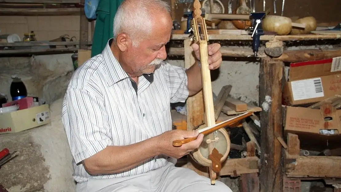 '70 yaşındaki emekli müzik öğretmeni kabağı sanata dönüştürüyor'