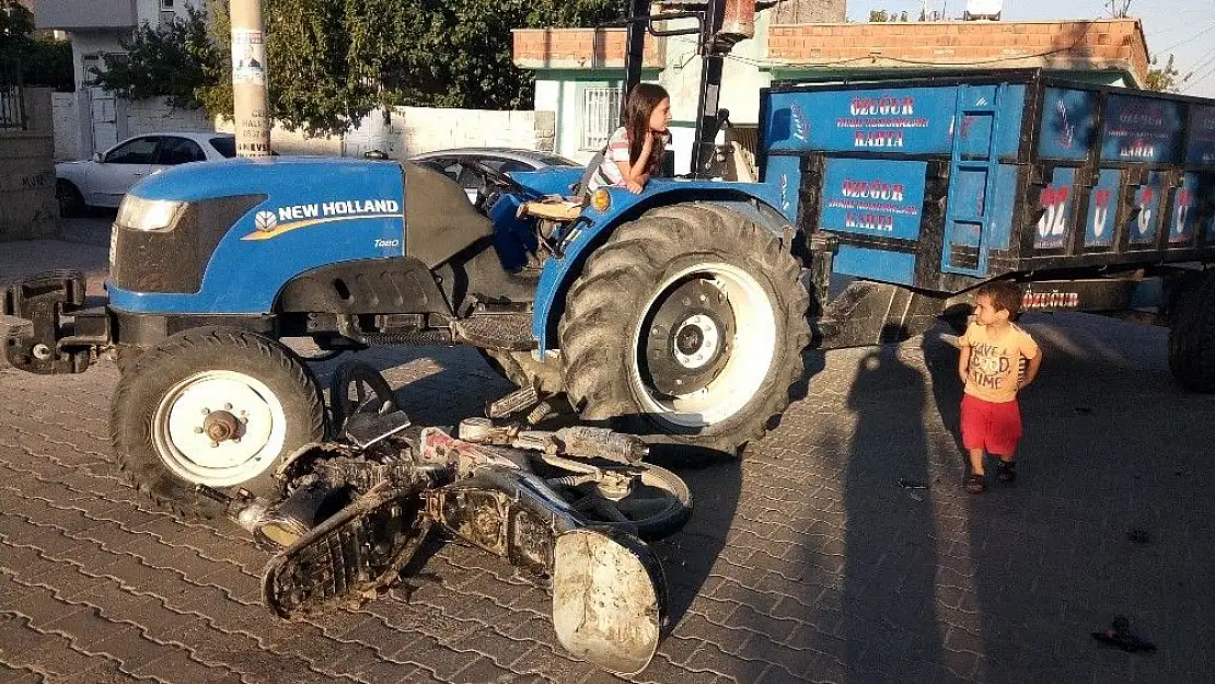 'Traktör ile motosiklet çarpıştı: 2 Yaralı'