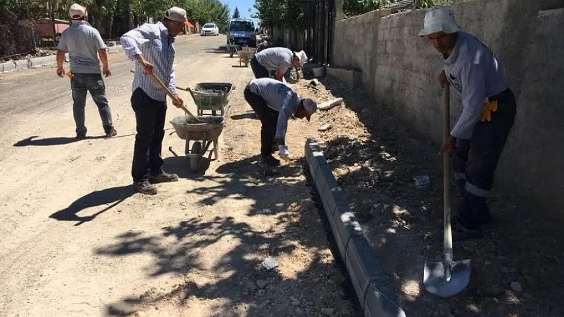 'Yeni Sanayi Mahallesinde kaldırım döşeme çalışması yaptı'