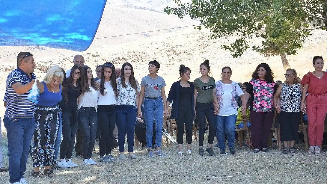 '40 yıl önce terk ettikleri ata yurtlarına şölenle döndüler'