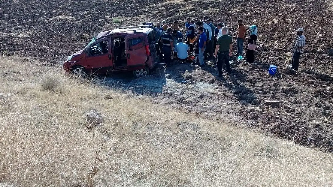 'Hafif ticari araç şarampole yuvarlandı: 4 Yaralı'