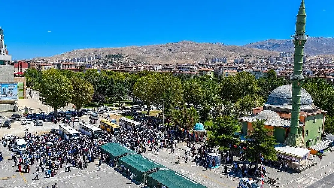 'Hacı adayları salavatlarla, dualarla uğurladı'