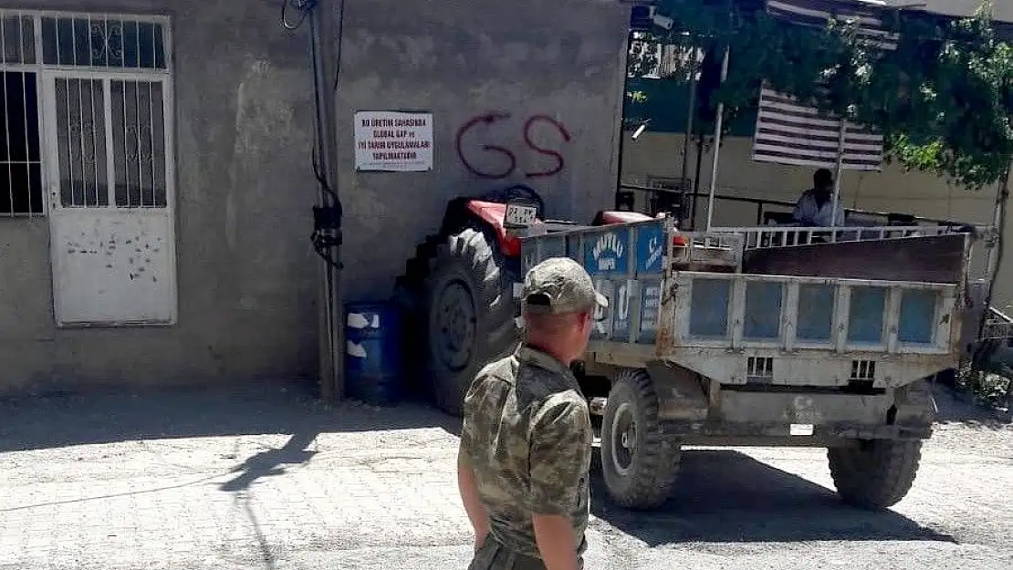 'Traktör kahvehaneye daldı'