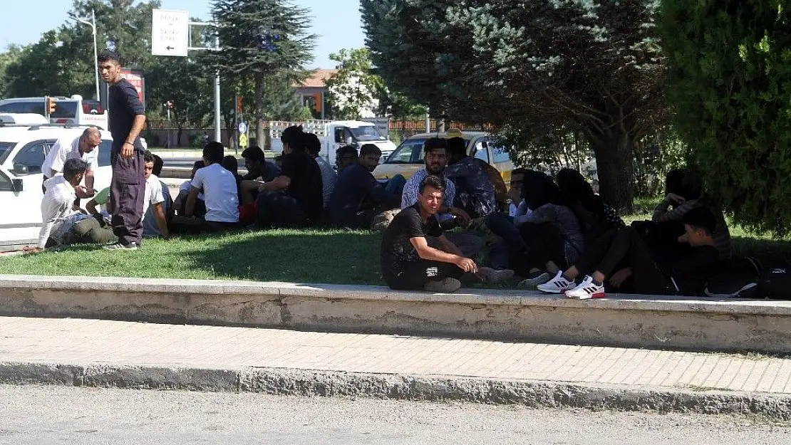 'İstanbul yerine Elazığ´da bırakılan Afganlılar ortada kaldı'