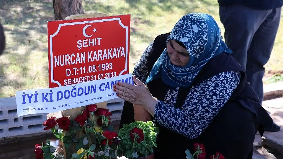 'Şehit annenin mezarına doğum günü ziyareti'