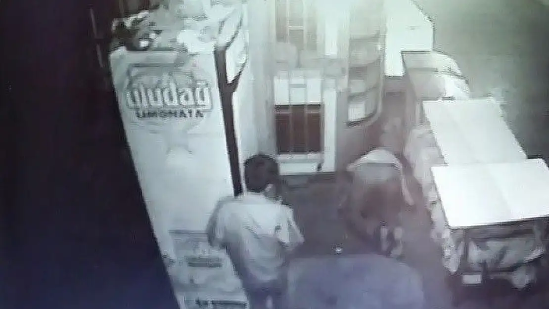Malatya'da Meşrubat hırsızlığı güvenlik kamerasında