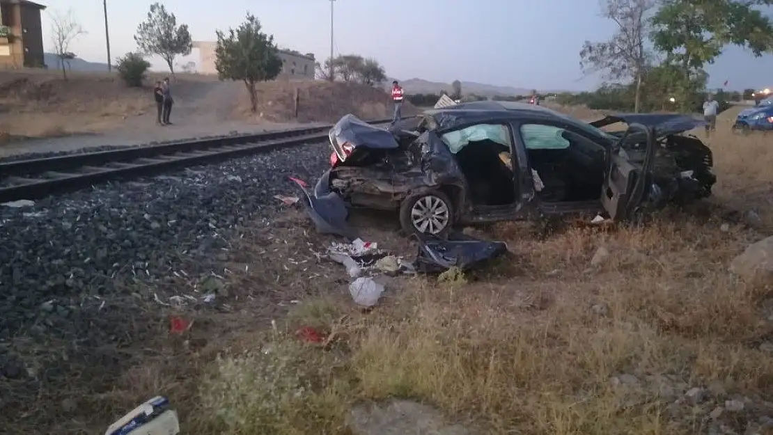 'Trenin çarptığı otomobilden atlayarak kurtuldu'