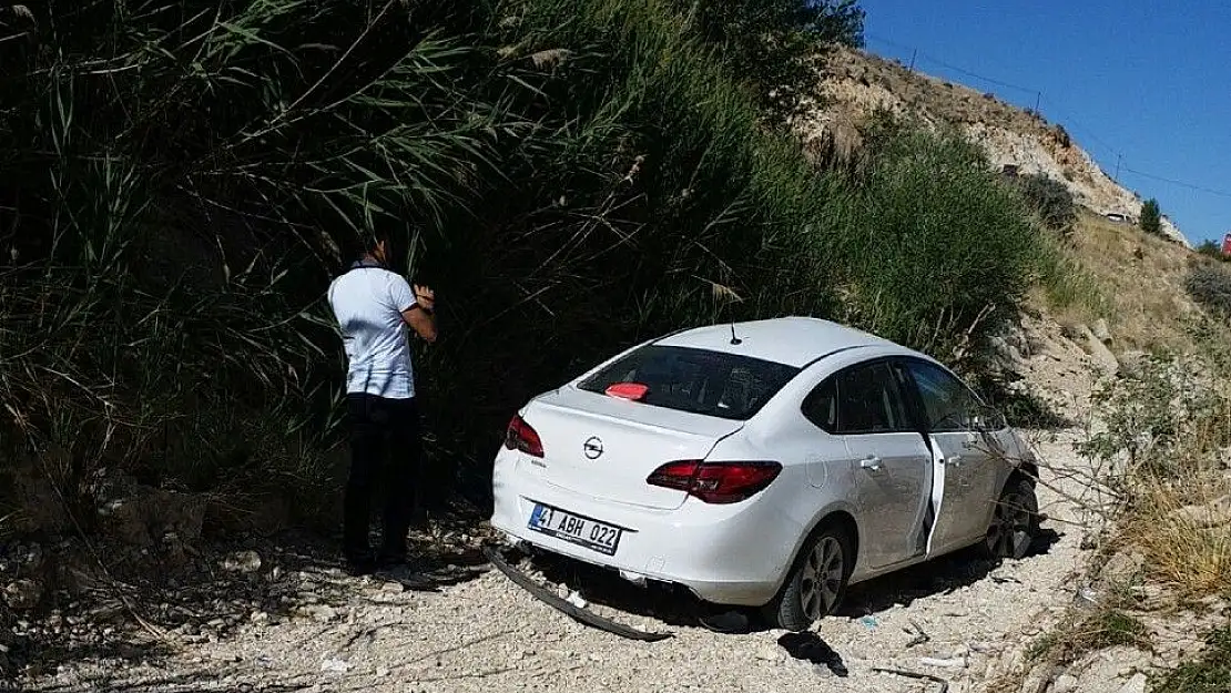 'Otomobil uçuruma yuvarlandı: 4 yaralı'