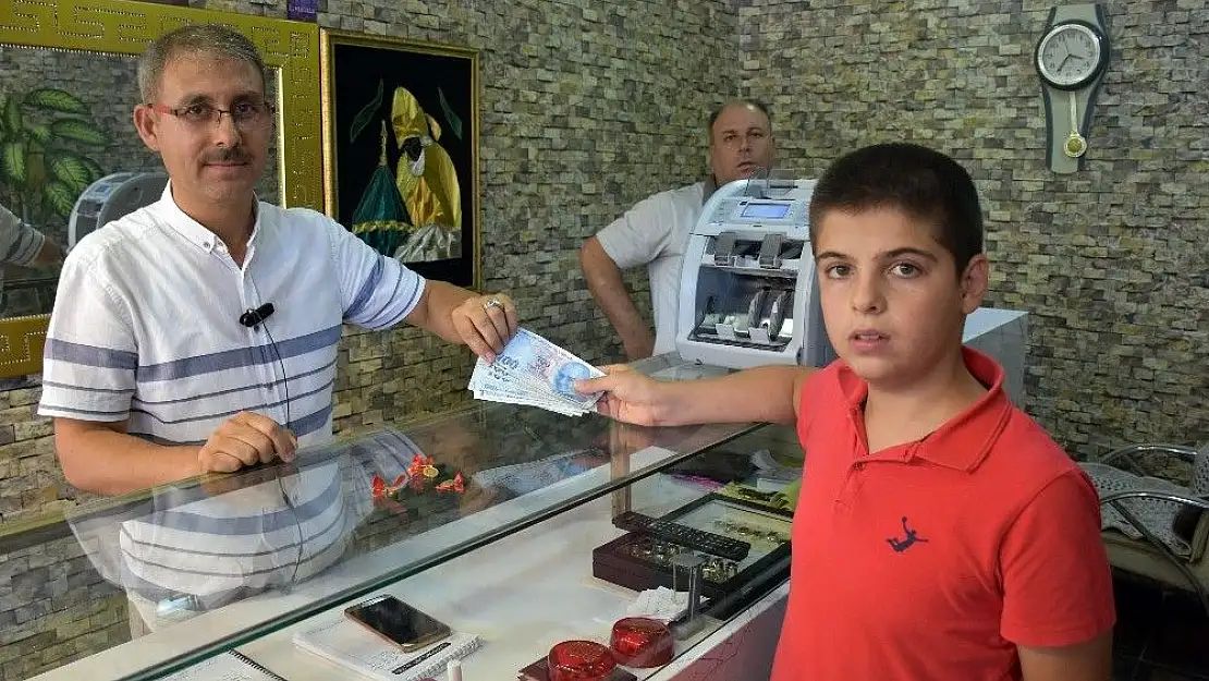 'Ortaokul öğrencisi biriktirdiği harçlıklarıyla aldığı altını bozdurdu'
