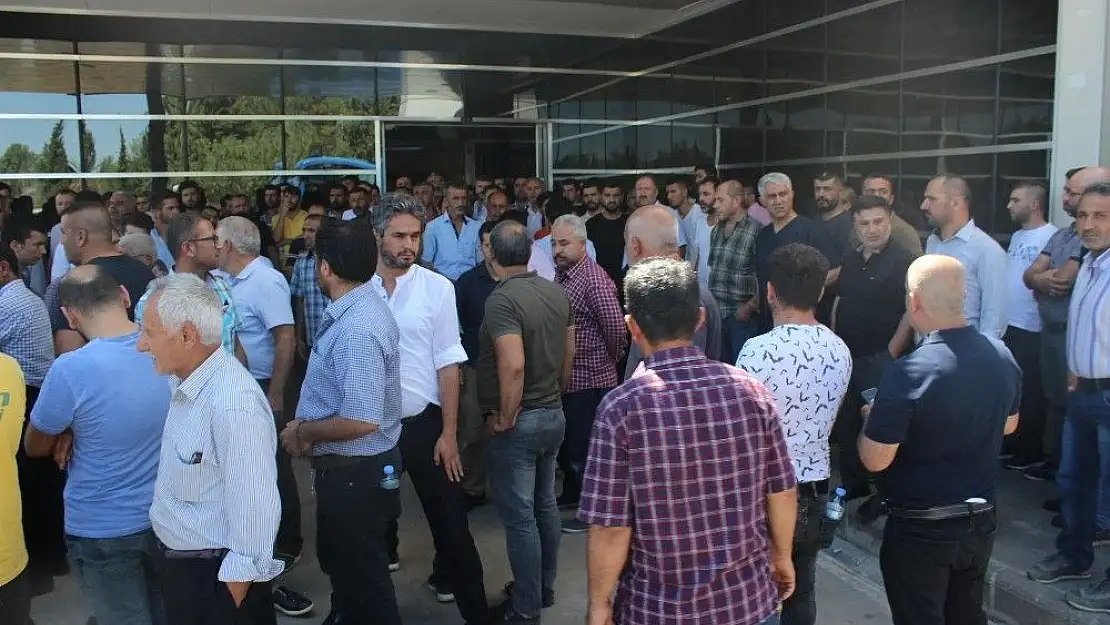 'Adıyaman´da vatandaşlar yaralı askerlere kan vermek için hastaneye akın etti'