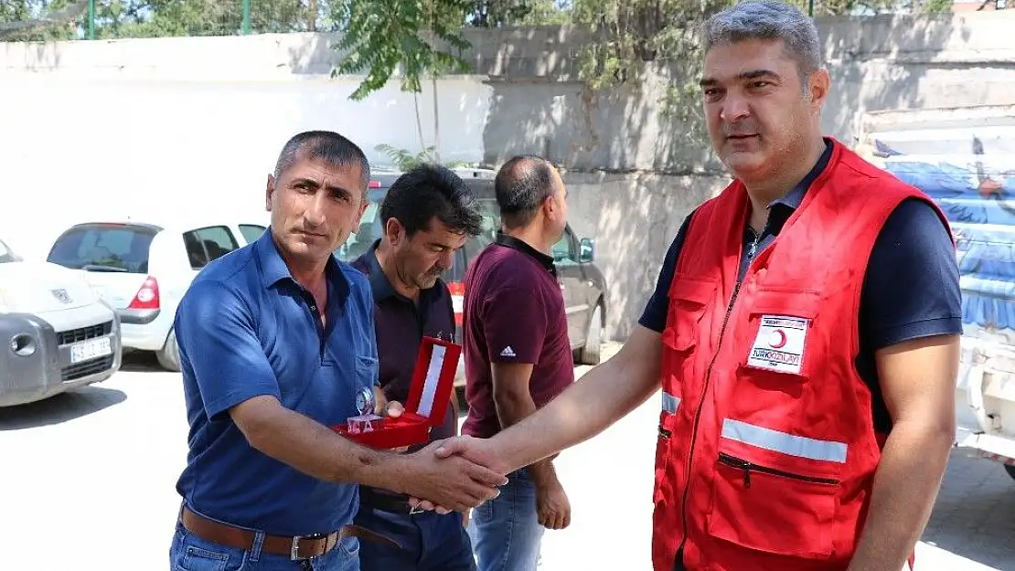 'Dolara tepki gösterdi, Kızılay´a tosun bağışladı'