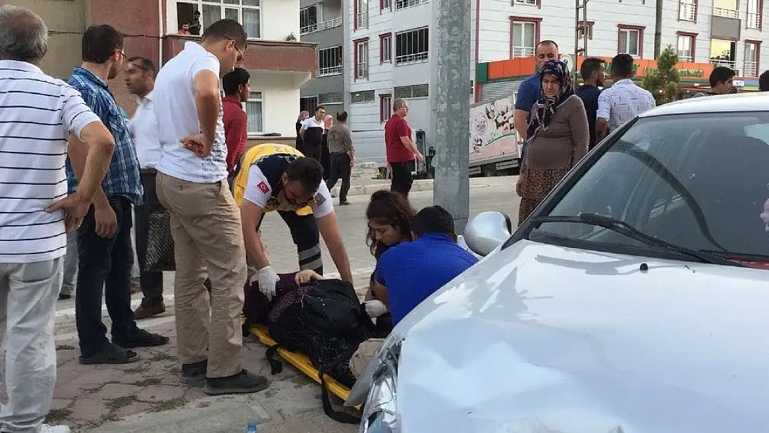 'Hafif ticari araç ile otomobilin çarpışması güvenlik kamerasına yansıdı'