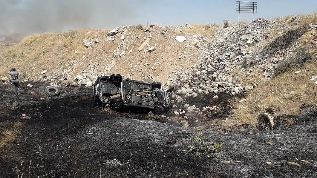 'Şarampole yuvarlanan otomobil  alev aldı:  2 yaralı'