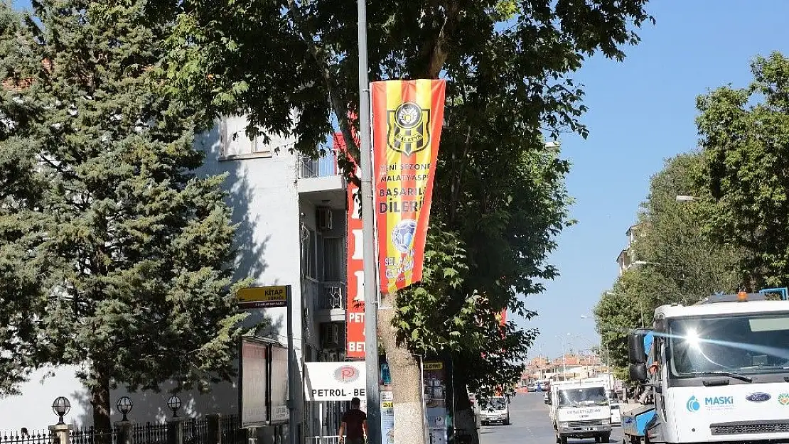 'Sivas Caddesi sarı kırmızılı bayraklarla donatıldı'