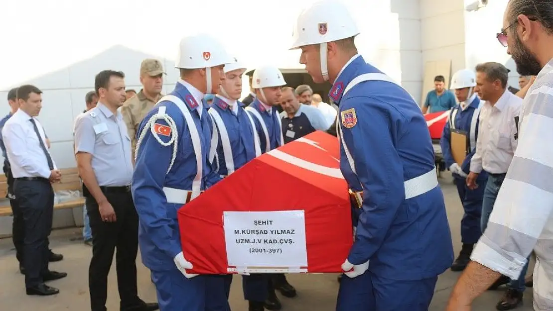 'Morgdan alınan şehitler tören alanına götürüldü'