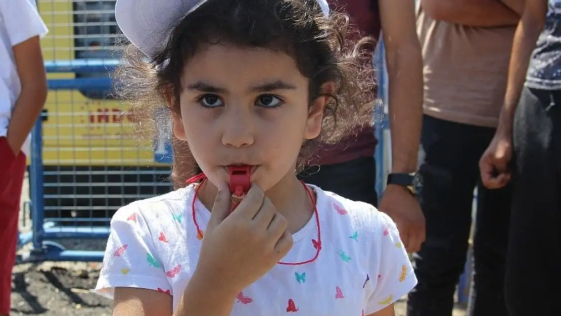 'Validen çocuklara ´kırmızı düdük´'