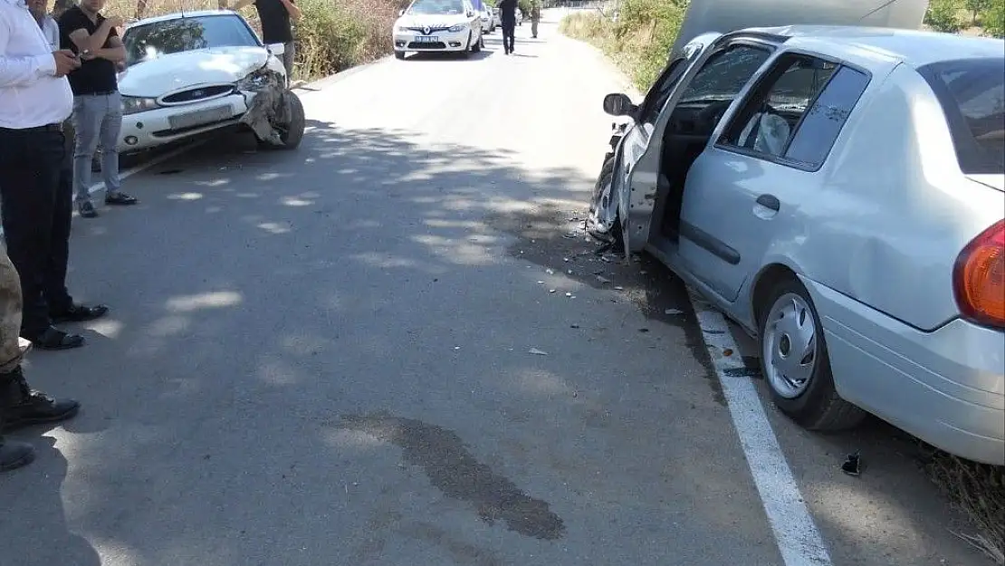 'Otomobiller kafa kafaya çarpıştı: 10 yaralı'