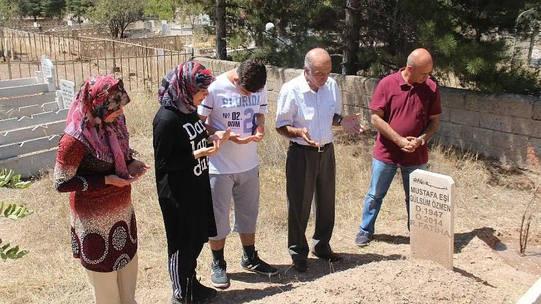 'Elazığ´da arefe günü mezarlıklar doldu taştı'