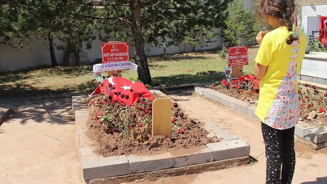 'Şehit bebeğin ve annenin mezarında hüzünlü arefe'