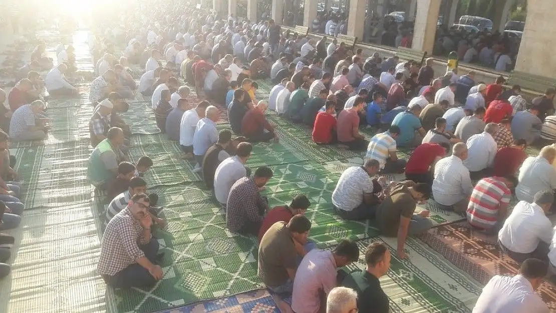 'Adıyaman´da binlerce kişi bayram namazı için saf tuttu'
