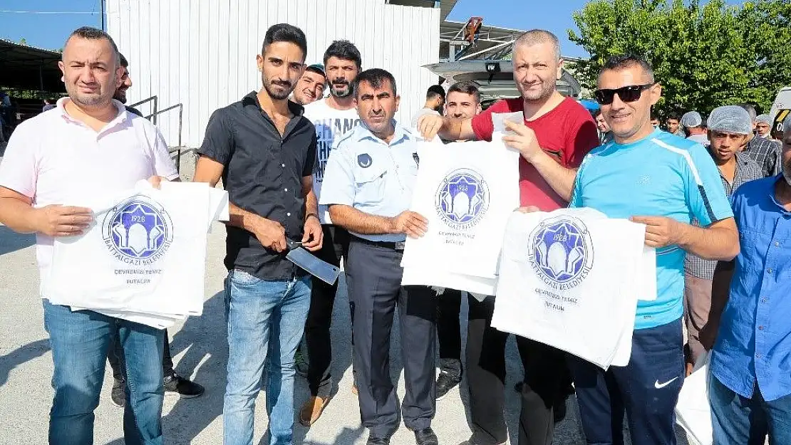 'Battalgazi Belediyesi, kasap önlüğü ve et poşeti dağıttı'