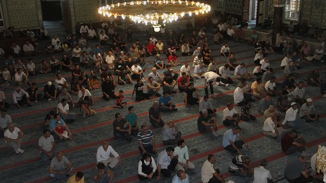 'Elazığ´da bayram namazında camiler doldu taştı'