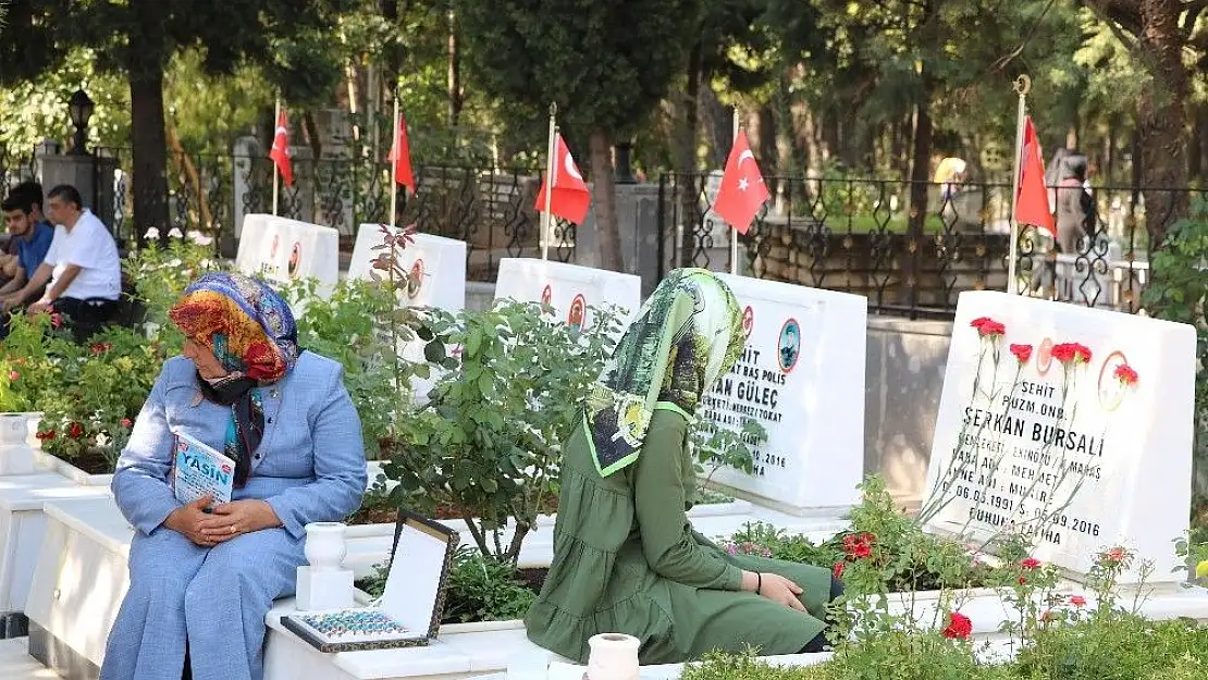 'Şehitliklerde buruk bayram'