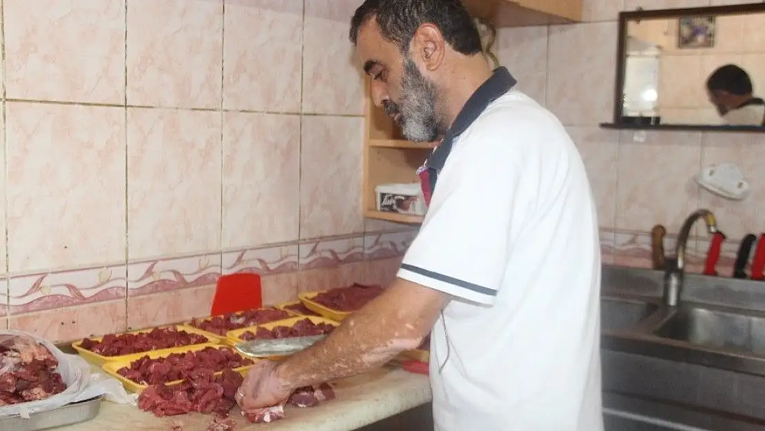 'Elazığ´da kasapların kıyma çekme mesaisi'