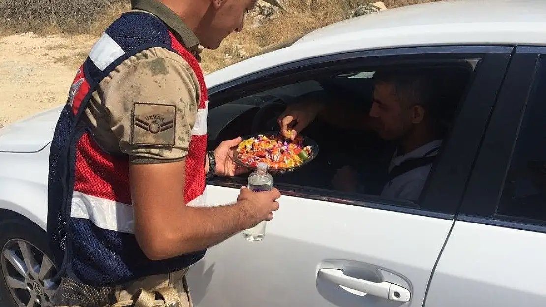 'Gölbaşı ilçesinde jandarmadan sürücülere bayram şekeri'