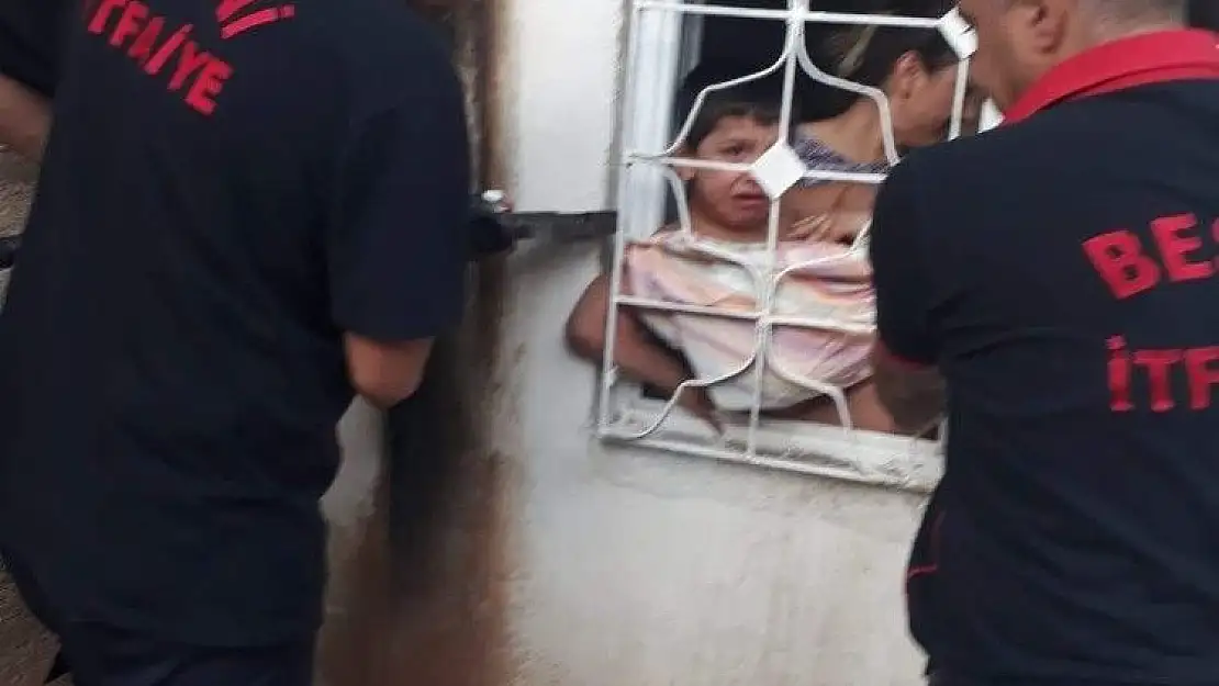 'Kolunu demir korkuluklara sıkıştıran çocuk kurtarıldı'